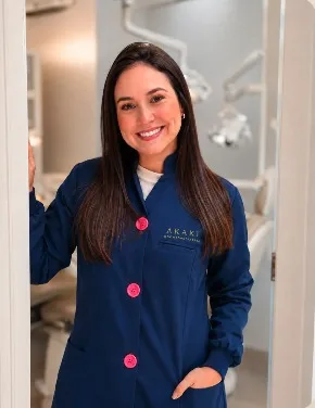 Dra. Amanda Carneiro Aragão, odontopediatra e ortodontista da Akaki Odontologia, sorrindo no consultório